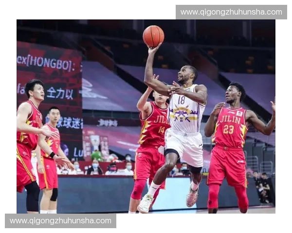 围绕双人包夹防守理念构建全场多层次高压协防轮转体系运转机制